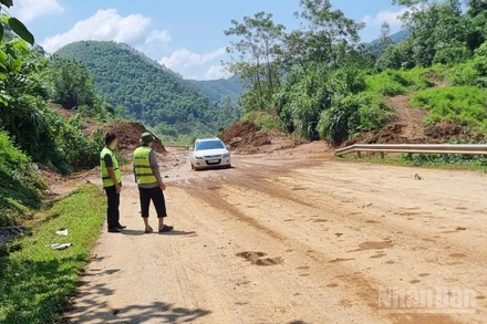 Vào lúc 11 giờ ngày 9/10, tuyến Thái Nguyên-Chợ Mới đã được thông đường sau hơn 2 ngày bị tắc do sạt lở đất tại Km97+300 với khoảng 11.000m3 đất đá tràn xuống đường. 