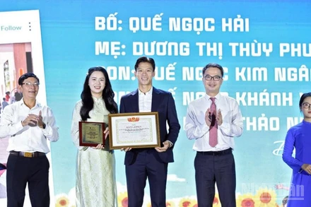 BÍ thư Trung ương Đoàn, Chủ tịch Hội Liên hiệp Thanh niên Việt Nam Nguyễn Tường Lâm (thứ 2 từ phải sang) trao Bằng khen tặng vợ chồng anh Quế Ngọc Hải và chị Dương Thị Thùy Phương. 
