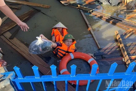Công an xã Bố Hạ di dời người dân tới nơi an toàn