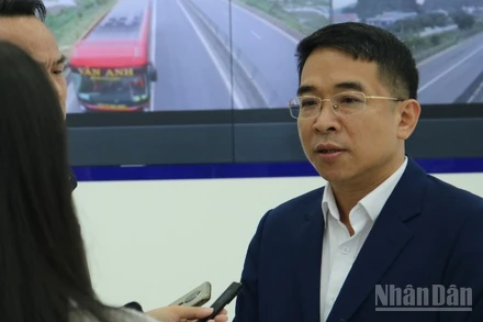 Phó Cục trưởng Cục Đường bộ Việt Nam Nguyễn Viết Huy trả lời phỏng vấn Báo Nhân Dân.