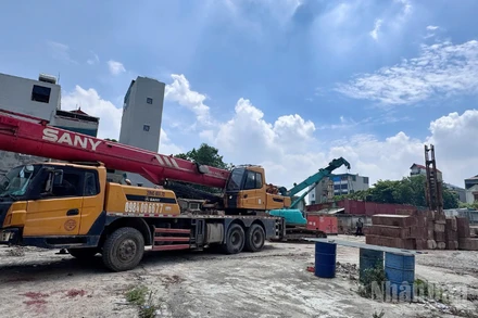 Công trường thi công đoạn đường mẫu sử dụng kết cấu bản rỗng dự ứng lực V+.