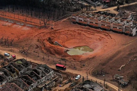 Khu vực cháy, nổ liên quan vụ rò rỉ đường ống dẫn khí đốt ở Jalan Putra Harmoni, Putra Heights, bang Selangor. (Ảnh: TTXVN)