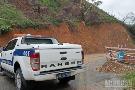 Đoàn công tác của Cục Đường bộ, Khu Quản lý đường bộ I và các cơ quan, đơn vị kiểm tra bão lũ do ảnh hưởng của cơn bão số 3 (Wipha) trên Quốc lộ 3, đường Hồ Chí Minh, địa phận Bắc Kạn (tỉnh Thái Nguyên). 