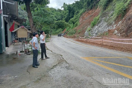 Ngày 23/7, lãnh đạo Cục Đường bộ Việt Nam trực tiếp đi tới khu vực bị sạt lở do ảnh hưởng của bão số 3 để chỉ đạo khắc phục hậu quả.
