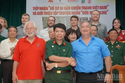 Tổ chức Trái tim người lính Việt Nam và Trung tâm Việt Nam và Lưu trữ Việt Nam Sam Johnson Cam kết hợp tác, để những người lính tiếp tục trở về, thông qua "Hồ sơ Chứng tích chiến tranh", năm 2023.