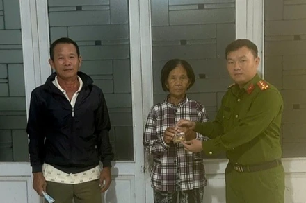 Bà Đinh Thị Lan nhận được số vàng bị đánh rơi.