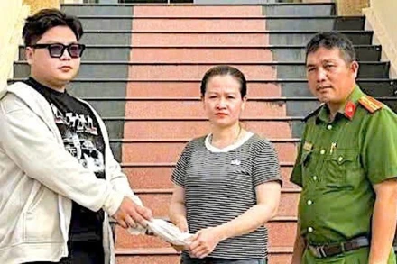 Thanh niên Lê Vĩnh Phước (bìa trái) trả lại tiền, vàng cho người đánh rơi trước sự chứng kiến của Công an xã Sông Đốc. (Ảnh: Công an Sông Đốc cung cấp).