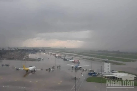 Ảnh minh họa: Cảng hàng không trong cơn mưa.