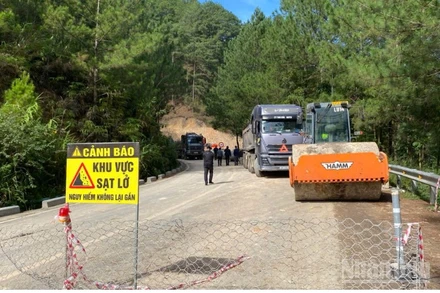 Công tác khắc phục hậu quả mưa lũ được lực lượng chức năng thực hiện 24/24 giờ.