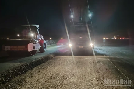 Thi công xuyên đêm trên công trường xây dựng cao tốc bắc-nam phía đông đoạn qua Đà Nẵng.
