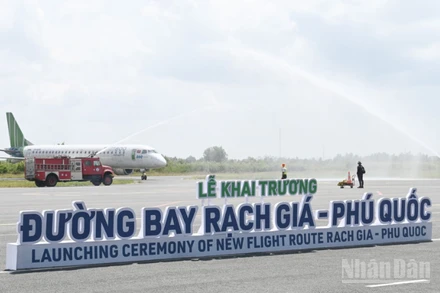 Hiện hệ thống Cảng hàng không Rạch Giá bao gồm đường băng dài 1.500m, rộng 30m; đường lăn nối 49,28m x 15m; sân đỗ máy bay 165,7m x 87,6m nên chỉ có thể tiếp nhận được máy bay có công suất nhỏ.