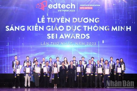 Các tổ chức, doanh nghiệp tiêu biểu được vinh danh tại Lễ tuyên dương Sáng kiến giáo dục thông minh lần thứ nhất, năm 2023.
