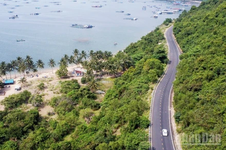 Quốc lộ 29 chạy qua vịnh Vũng Rô. (Ảnh: Báo Nhân Dân)