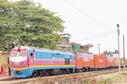 Tàu qua ga Cao Xá, Hải Phòng. (Ảnh: Báo Nhân Dân)