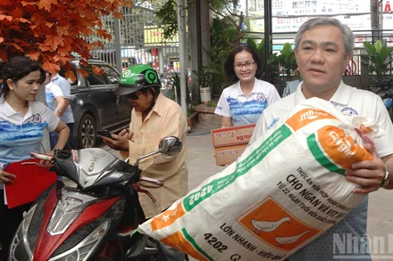 Hàng nghìn tấn hàng hóa là sự hội tụ của hàng nghìn tấm lòng từ bà con các khu phố, tất cả đều hướng về miền trung ruột thịt.