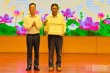 Lãnh đạo tỉnh Lào Cai trao giải Nhất đổi mới sáng tạo. (Ảnh: THANH SƠN)