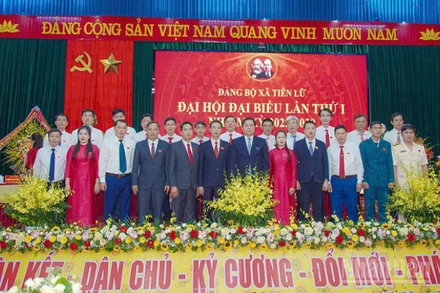 Chủ tịch Ủy ban nhân dân tỉnh Trần Duy Đông với Ban Chấp hành Đảng bộ xã Tiên Lữ.