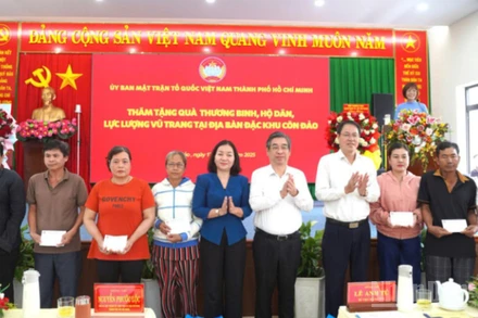Lãnh đạo Ủy ban Mặt trận Tổ quốc Việt Nam Thành phố Hồ Chí Minh thăm và tặng quà cho thương binh, hộ dân, lực lượng vũ trang tại địa bàn đặc khu Côn Đảo. (Ảnh: A.H)