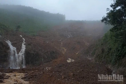 Sạt lở ta-luy trên Quốc lộ 14E đoạn đi qua Quảng Nam (thành phố Đà Nẵng).