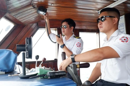 Các hoa tiêu đang làm nhiệm vụ dẫn tàu.