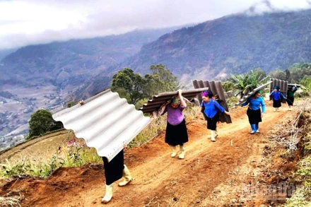 Phụ nữ vùng cao tỉnh Tuyên Quang tích cực giúp gia đình hội viên xóa nhà tạm.