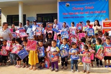 Lãnh đạo Hiệp hội Doanh nghiệp tỉnh Điện Biên cùng đại diện lãnh đạo xã Na Son trao quà tặng học sinh ở xã Na Son. 