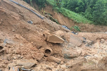 Sạt lở ta-luy âm trên đường Trường Sơn nhánh đông, vị trí km80+530.