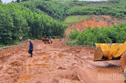 Công tác khắc phục hậu quả mưa lũ được thực hiện 24/24 giờ nhằm mục tiêu thông đường sớm nhất có thể.