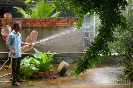 Anh Trương Hiếu Nghĩa, người dân xã Định Thành, huyện Dầu Tiếng, tỉnh Bình Dương dùng nguồn nước ngọt tưới vườn cây ăn trái của gia đình.