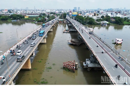 Cầu Bình Triệu 1 nặng 11.000 tấn đã hoàn thành việc nâng tĩnh không thông thuyền từ 5,5m lên gần 7m.