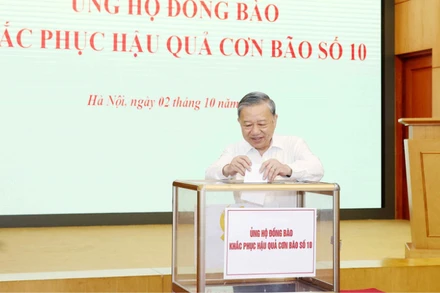 Tổng Bí thư Tô Lâm ủng hộ đồng bào khắc phục hậu quả cơn bão số 10. (Ảnh: TTXVN)