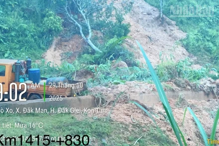 Khu Quản lý đường bộ III xử lý điểm sạt lở ta-luy mới phát sinh.