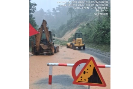 Lực lượng chức năng Cục Đường bộ Việt Nam nỗ lực thông đường tại đèo Lò Xo, địa điểm đang bị chia cắt cục bộ nghiêm trọng trong đợt mưa lũ này.