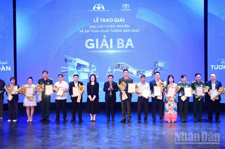 Báo Nhân Dân có tác phẩm “Bài toán hạ tầng và quản trị giao thông số” nhận giải Ba do Ban tổ chức trao.