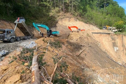 Tình trạng sạt lở nghiêm trọng do bão số 13 gây ra trên Quốc lộ 20, đi qua tỉnh Lâm Đồng.