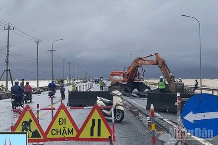 Khu Quản lý đường bộ IV nỗ lực khắc phục hư hại trên tuyến cao tốc bắc-nam đi qua địa phận tỉnh Khánh Hòa.