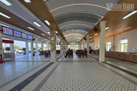 Sảnh chờ tại trạm dừng nghỉ Km205+092.