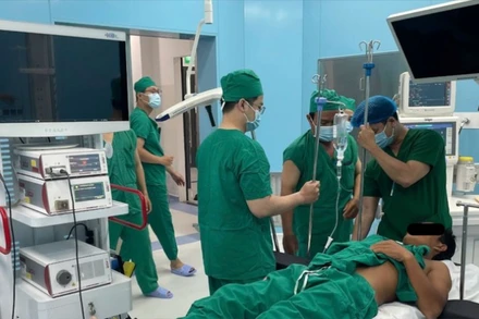 Các bác sĩ chuẩn bị phẫu thuật nội soi cho bệnh nhân.