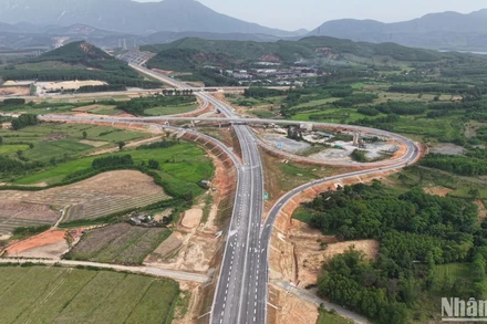 Nút giao với Quốc lộ 12C thuộc tuyến cao tốc Bãi Vọt-Hàm nghi.