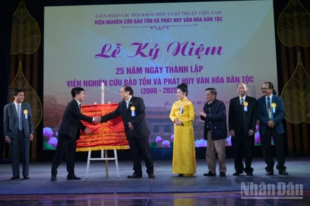 Tổng thư ký Liên hiệp các Hội Khoa học Kỹ thuật Việt Nam trao bức trướng cho Lãnh đạo Viện.