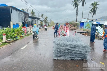 Rọ thép được khu quản lý Đường bộ III hỗ trợ Sở Xây dựng tỉnh Khánh Hòa khắc phục hậu quả mưa lũ lớn.