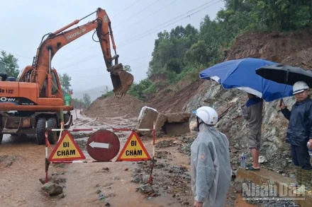 Nhà thầu hót dọn sạt trượt ta-luy, bảo đảm giao thông tại Km66+400.