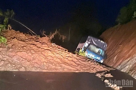 Mưa lớn khiến 1 số đoạn Quốc lộ 14E bị sụt trượt đúng lúc 1 chiếc xe tải đi qua đã khiến chiếc xe mắc kẹt, rất may lái xe vẫn an toàn.