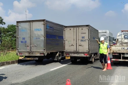 Lực lượng chức năng tích cực phân luồng tại vị trí còn ngập sâu trên cao tốc Hà Nội-Thái Nguyên.