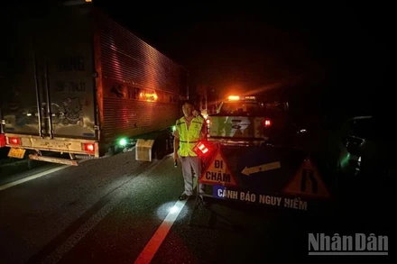 Lực lượng chức năng thuộc Cục Đường bộ Việt Nam phân luồng, cảnh báo ngập lụt trong cơn bão số 11 vừa qua.