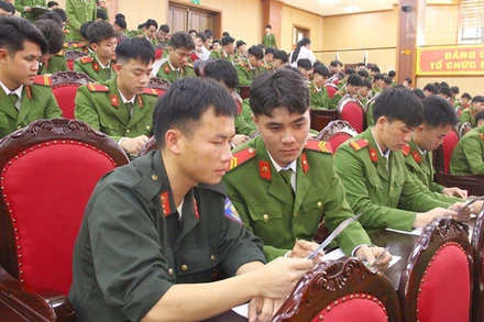 Chiến sĩ nghĩa vụ nghiên cứu các nội dung về giới thiệu việc làm của các công ty. 