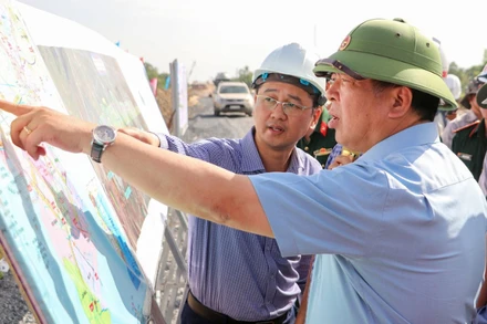 Bộ trưởng Xây dựng Trần Hồng Minh trực tiếp kiểm tra công trình thi công cao tốc bắc-nam, phía đông đoạn khu vực Đồng bằng Sông Cửu Long vẫn còn tình trạng thiếu vật liệu xây dựng cần có những giải pháp quyết liệt.