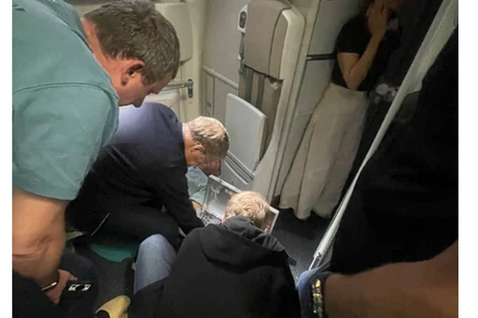 Bác sĩ hỗ trợ cấp cứu khách trên chuyến bay của Vietnam Airlines.