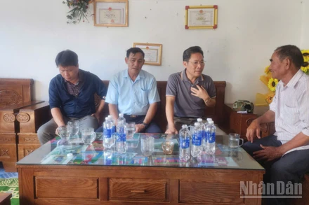 Lãnh đạo Sở Xây dựng tỉnh Quảng Ngãi thăm hỏi, động viên gia đình hai nhân viên của đơn vị.