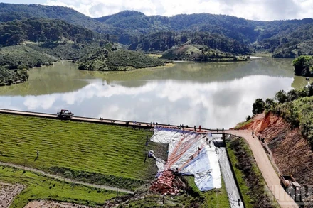 Vị trí xảy ra sạt trượt sát cống xả hồ thủy lợi Cay An hiện đã được lực lượng chức năng xử lý bước đầu.